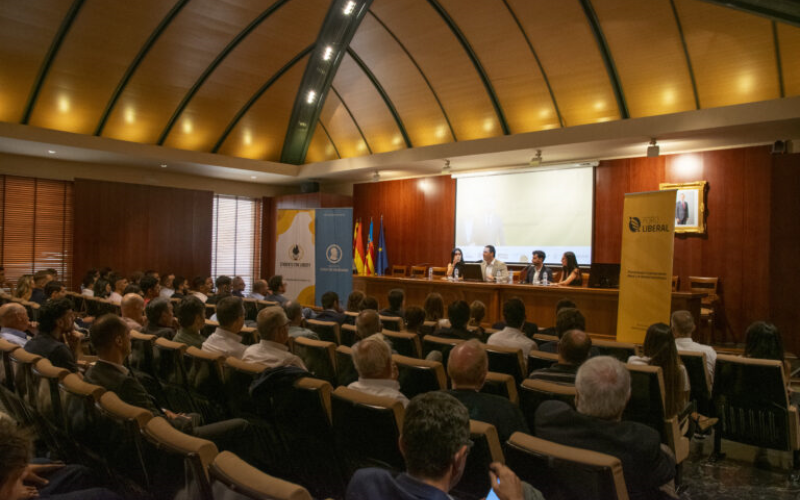 Fiscalidad, libertad y medios: el debate liberal llega a Elche de la mano de Foro Liberal